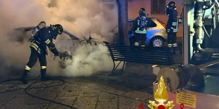 Sassari: due auto e un motorino a fuoco in via Seminario Vecchio
