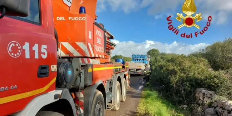Paulilatino: un mezzo pesante esce parzialmente dalla sede stradale
