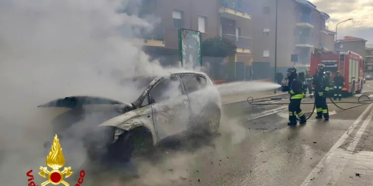 Sassari: a fuoco un’auto in via Lago di Baratz