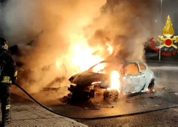 Assemini: a fuoco un’auto e un camper in via Porto Torres