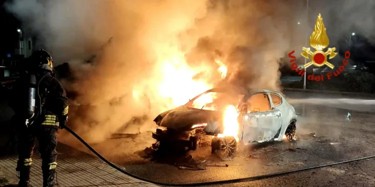 Assemini: a fuoco un’auto e un camper in via Porto Torres