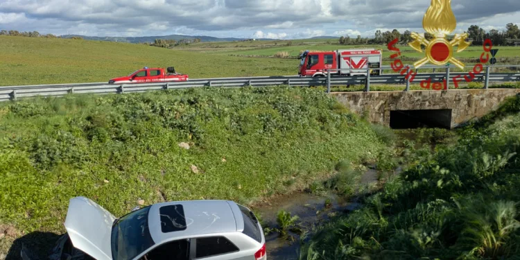 Ieri i vigili del fuoco di Mandas sono intervenuti poco dopo le 13.00 lungo la ss 128, all’altezza del km 20, per un’auto finita fuori strada e in un canale