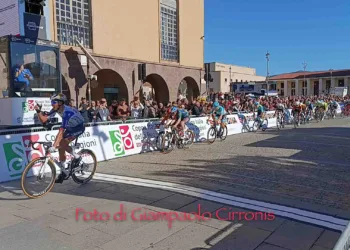Davide Donati, 20 anni, s’è imposto in volata sul traguardo di via Manno, a Carbonia, nella seconda tappa del Giro di Sardegna 2026