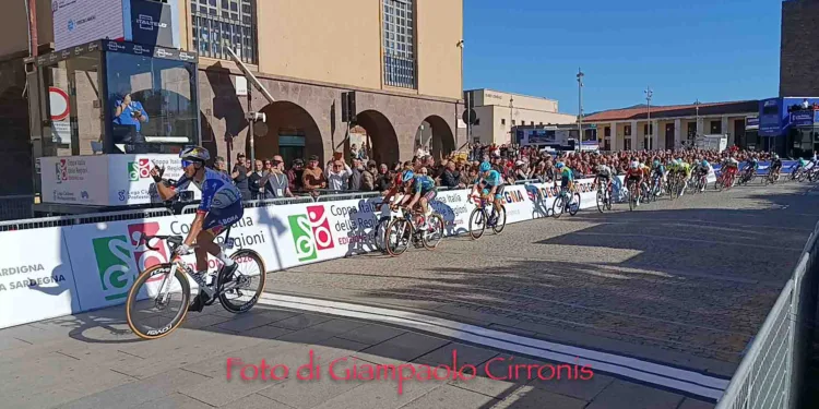 Davide Donati, 20 anni, s’è imposto in volata sul traguardo di via Manno, a Carbonia, nella seconda tappa del Giro di Sardegna 2026