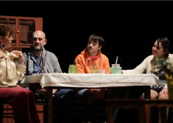 La stagione di prosa del CeDAC propone oggi a Meana Sardo e l’11 aprile a Carbonia “Il Filo di Teseo”