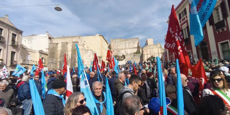 Oltre 1.500 persone hanno partecipato alla manifestazione in piazza Palazzo, a Cagliari, sul tema della concentrazione dei detenuti al 41 bis negli istituti penitenziari sardi