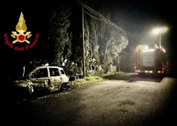 Questa mattina, i vigili del fuoco di Cagliari sono intervenuti nell’agro di Assemini per l’incendio di un’auto