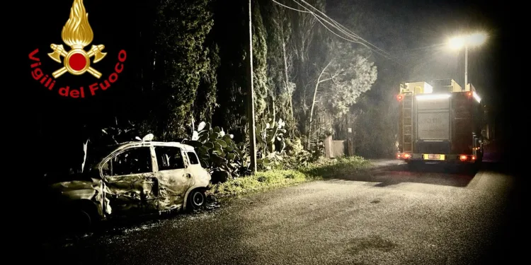 Questa mattina, i vigili del fuoco di Cagliari sono intervenuti nell’agro di Assemini per l’incendio di un’auto