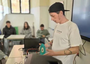 Tra schermo e giradischi: “Profondo Nero” e DJ Sputo al Liceo Artistico Foiso Fois