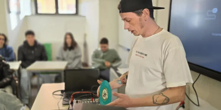 Tra schermo e giradischi: “Profondo Nero” e DJ Sputo al Liceo Artistico Foiso Fois