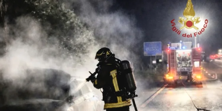 I vigili del fuoco di Cagliari sono intervenuti per l’incendio di un’auto che si trovava in transito sulla strada Statale ex 131