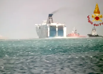 Porto Torres: una motonave della Tirrenia rompe gli ormeggi, intervengono i vigili del fuoco