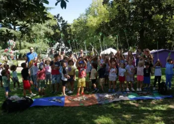 Ambiente: l’80% dei rifiuti abbandonati in parchi e spiagge è in plastica. AiCS: «Raccoglierli è utile, ma non è la soluzione»