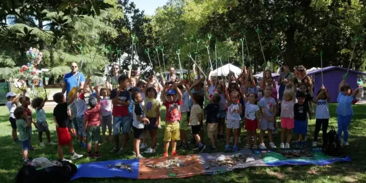 Ambiente: l’80% dei rifiuti abbandonati in parchi e spiagge è in plastica. AiCS: «Raccoglierli è utile, ma non è la soluzione»