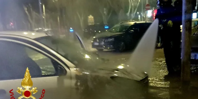 Sassari: a fuoco un’auto a Monte Rosello