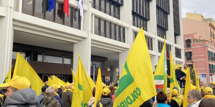 Sit-in di agricoltori e allevatori davanti al Consiglio regionale