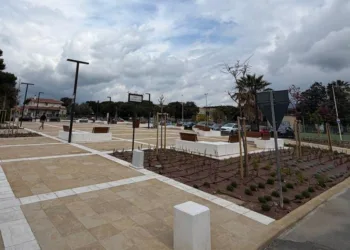 Flumini di Quartu: piante, fiori e panchine in piazza Santa Maria degli Angeli