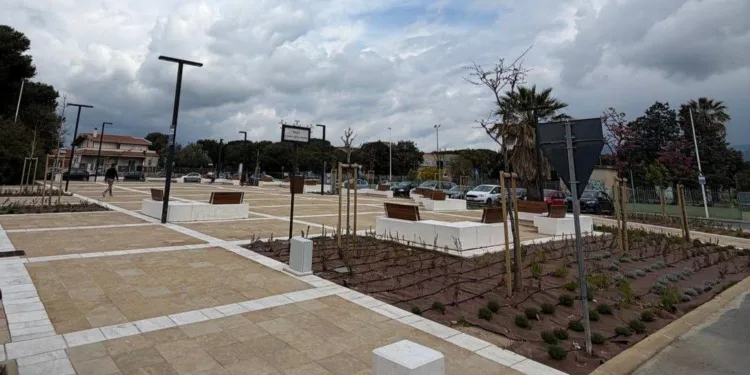 Flumini di Quartu: piante, fiori e panchine in piazza Santa Maria degli Angeli