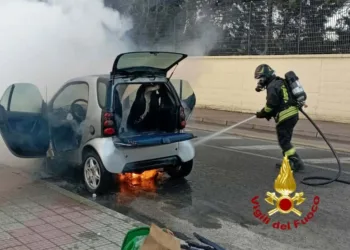 Cagliari: a fuoco un’auto