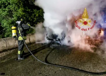 A fuoco un’auto tra Tiria e Siamanna