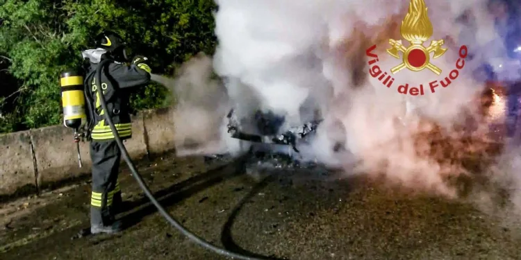 A fuoco un’auto tra Tiria e Siamanna