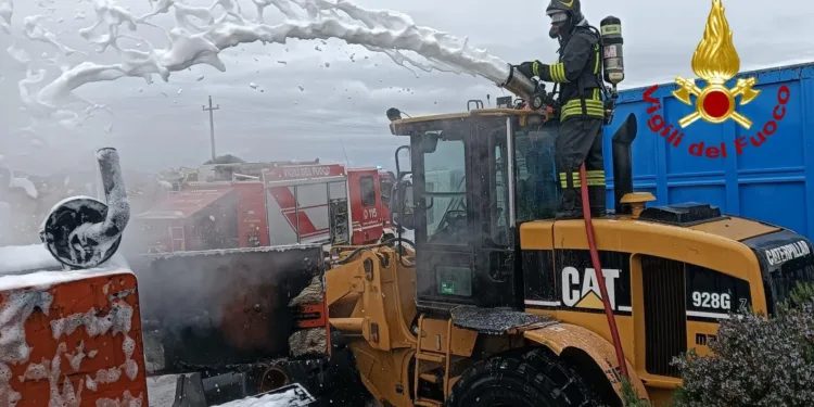 Olbia: incendio all’interno dell’Ecocentro comunale “Spiritu Santu”
