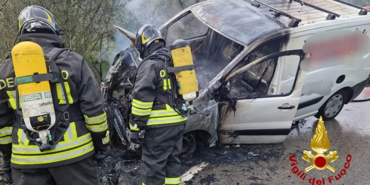 Olbia: a fuoco un furgone in località Casagliana