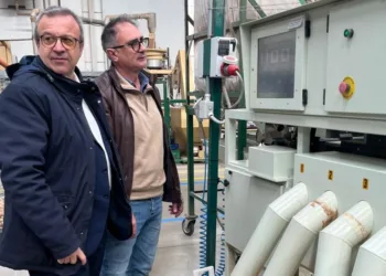 Il rilancio del settore della trasformazione del sughero è un tema molto caro alla Regione, e con questo obiettivo metteremo in campo un impegno comune, di concerto con gli imprenditori del comparto, per istituire un distretto regionale del sughero in Sardegna che possa favorirne la ripresa”.  Lo ha annunciato l’assessore dell’Industria, Emanuele Cani, in occasione di un tavolo con le associazioni di categoria e con gli imprenditori tenuto ieri a Berchidda.  L’istituzione del distretto sarà anche al centro di una mozione che sarà portata all’attenzione del Consiglio Regionale a inizio aprile. L’iniziativa ha l’obiettivo di impegnare formalmente la Presidente della Regione e la Giunta, con il coinvolgimento in prima linea dell’Assessorato dell’Industria, a procedere all’istituzione del distretto industriale del sughero e di un tavolo tecnico regionale permanente per rilanciare la filiera. Il documento prevede inoltre la creazione di un fondo dedicato destinato all’innovazione e internazionalizzazione della filiera e la promozione della riconoscibilità del “Sughero di Sardegna” come marchio collettivo di qualità e sostenibilità ambientale. Emanuele Cani incontra gli imprenditori a Berchidda: «Impegno comune per istituire il distretto che favorirà il rilancio del settore»