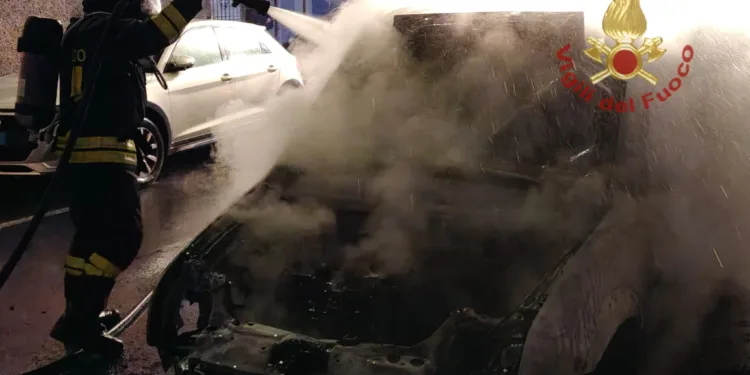 Incendio di un’auto nel quartiere di Is Mirrionis la notte scorsa