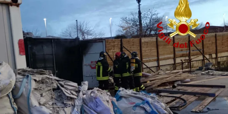Porto Torres: incendio all’interno di un container il cantiere del terminal passeggeri in via Cristoforo Colombo