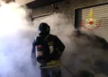 Incendio all’interno di un garage, a Guspini, i vigili del fuoco hanno evitato la propagazione delle fiamme agli appartamenti sovrastanti