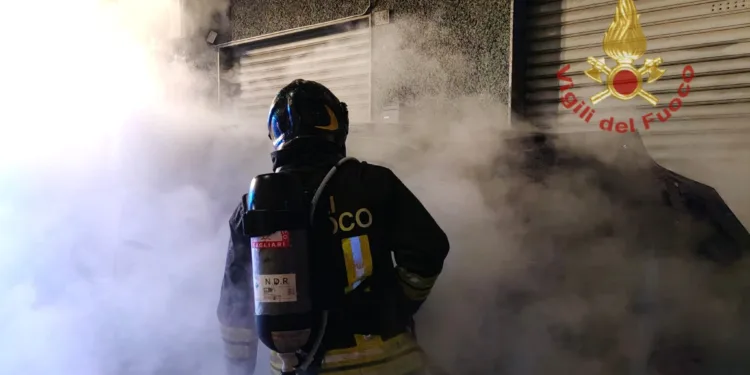 Incendio all’interno di un garage, a Guspini, i vigili del fuoco hanno evitato la propagazione delle fiamme agli appartamenti sovrastanti