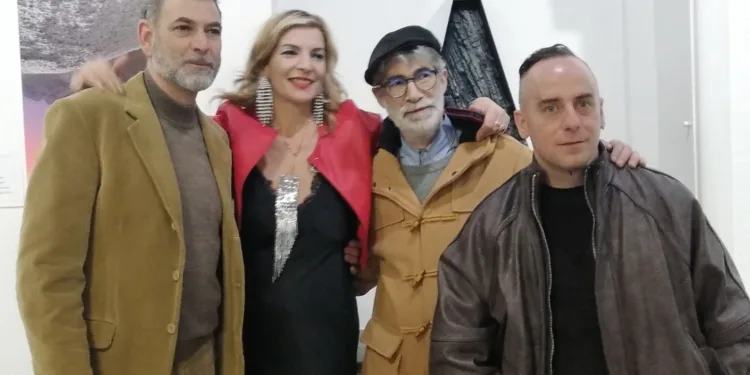 Alla Galleria nuorese Picassarte è stata inaugurata la mostra collettiva “Menti articolate” di fotografia e scultura