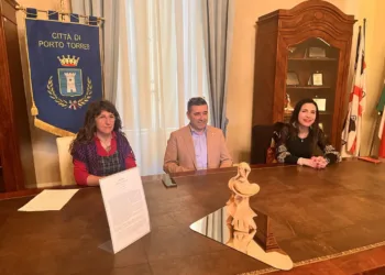 Stamane è stata consegnata la scultura “Amargura” dell’artista Cinzia Porcheddu all’Amministrazione comunale di Porto Torres