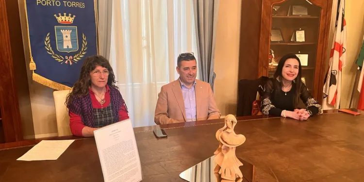 Stamane è stata consegnata la scultura “Amargura” dell’artista Cinzia Porcheddu all’Amministrazione comunale di Porto Torres