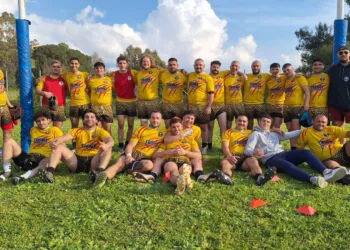 L’Amatori Alghero domina a Sassari (74-20) e consolida il primato in Serie C. Esordio storico in campo per padre e figlio