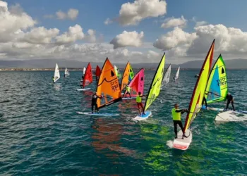 Fabio Balini, Luca Manicardi e Giulia Clarkson vincono la regata nazionale Windsurfer a Cagliari.