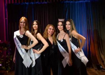 Miss Mondo, la bellezza sale sul palco al passo di “danza classica” per una semifinale di classe e in punta di piedi  