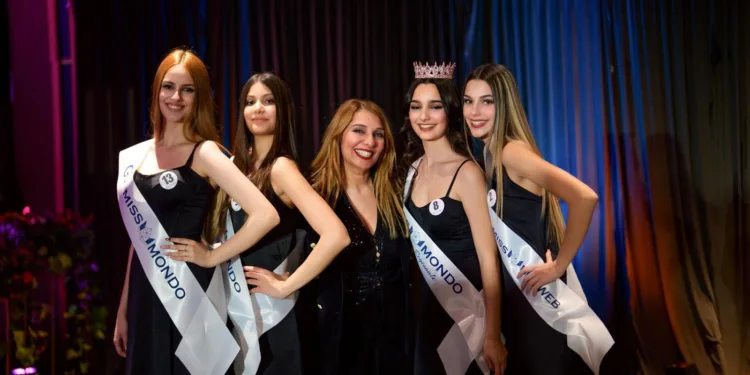 Miss Mondo, la bellezza sale sul palco al passo di “danza classica” per una semifinale di classe e in punta di piedi  