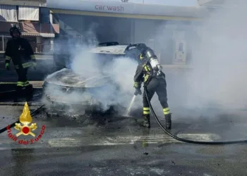 Olbia: incendio di un’auto presso un distributore di carburanti