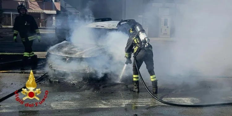 Olbia: incendio di un’auto presso un distributore di carburanti