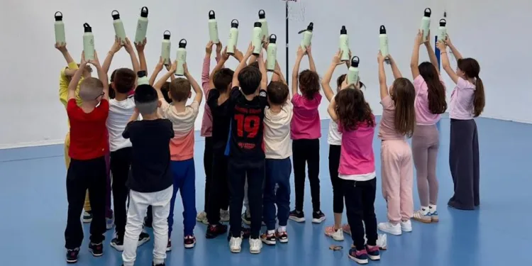 Sennori: addio bottiglie di plastica, nelle scuole e negli spazi comunali; installate colonnine d’acqua e distribuite borracce