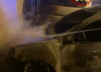 Macchine a fuoco a Ilbono e Oliena, incendio di un chiosco a Lotzorai