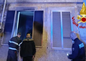 Sassari: incendio in un edificio tra vicolo Viola e via Mercato