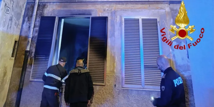 Sassari: incendio in un edificio tra vicolo Viola e via Mercato
