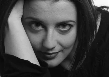 “Passo e Chiudo” è il nuovo spettacolo di e con Marta Proietti Orzella, in cartellone domenica 26 aprile, alle 20.30, al TsE di Cagliari