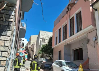 Arzachena: crollo di intonaci in una palazzina di Corso Garibaldi