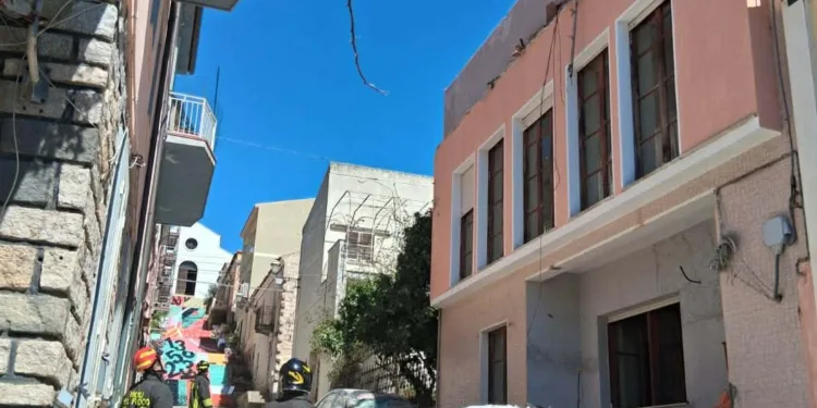 Arzachena: crollo di intonaci in una palazzina di Corso Garibaldi