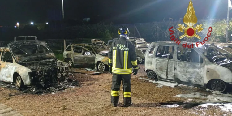 Sassari: incendio in una concessionaria di auto in via Porto Torres