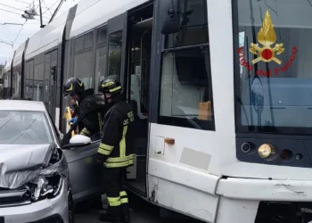 A Cagliari i vigili del fuoco sono intervenuti per un incidente stradale che ha coinvolto un’auto e un convoglio della linea Metropolitana